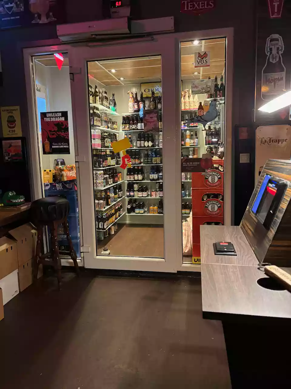 De Vluchte koelkast met zelfservice systeem